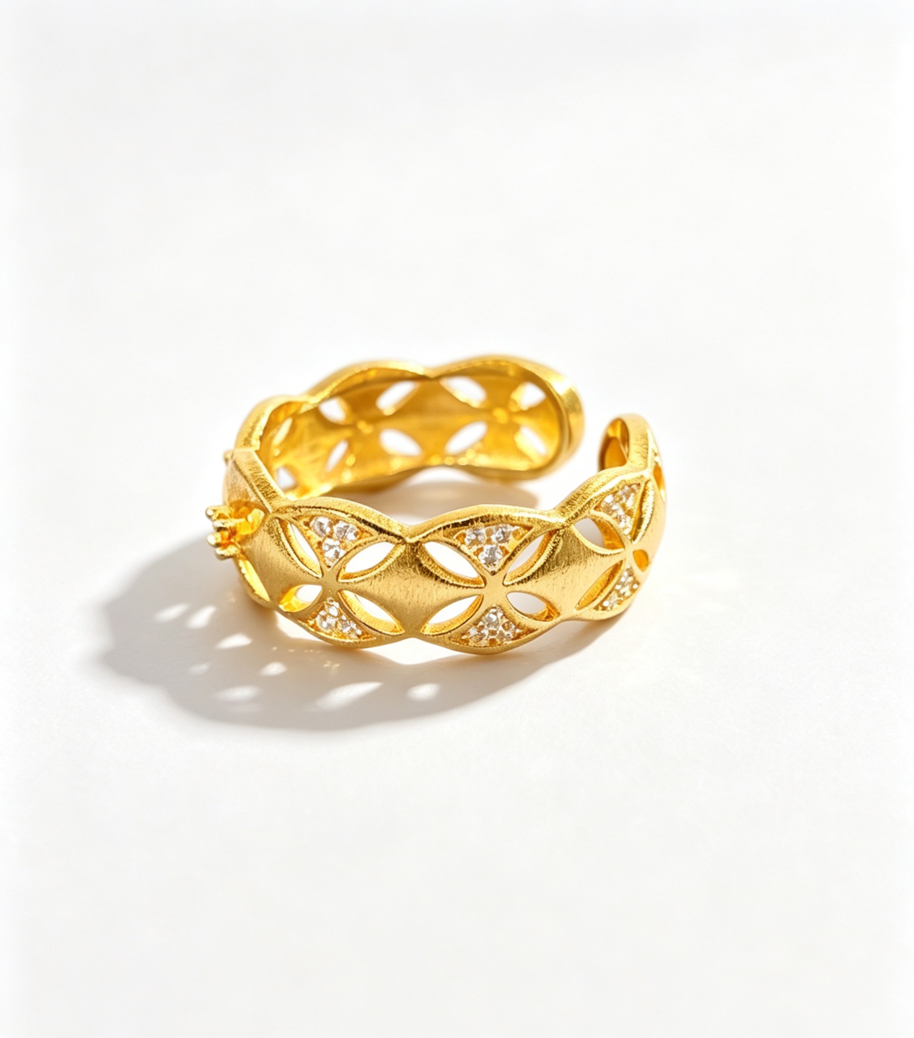 微信图片_20260612231232_459_148 Silver gold-plated hollow-out ring with moissanite inlay - Image 3