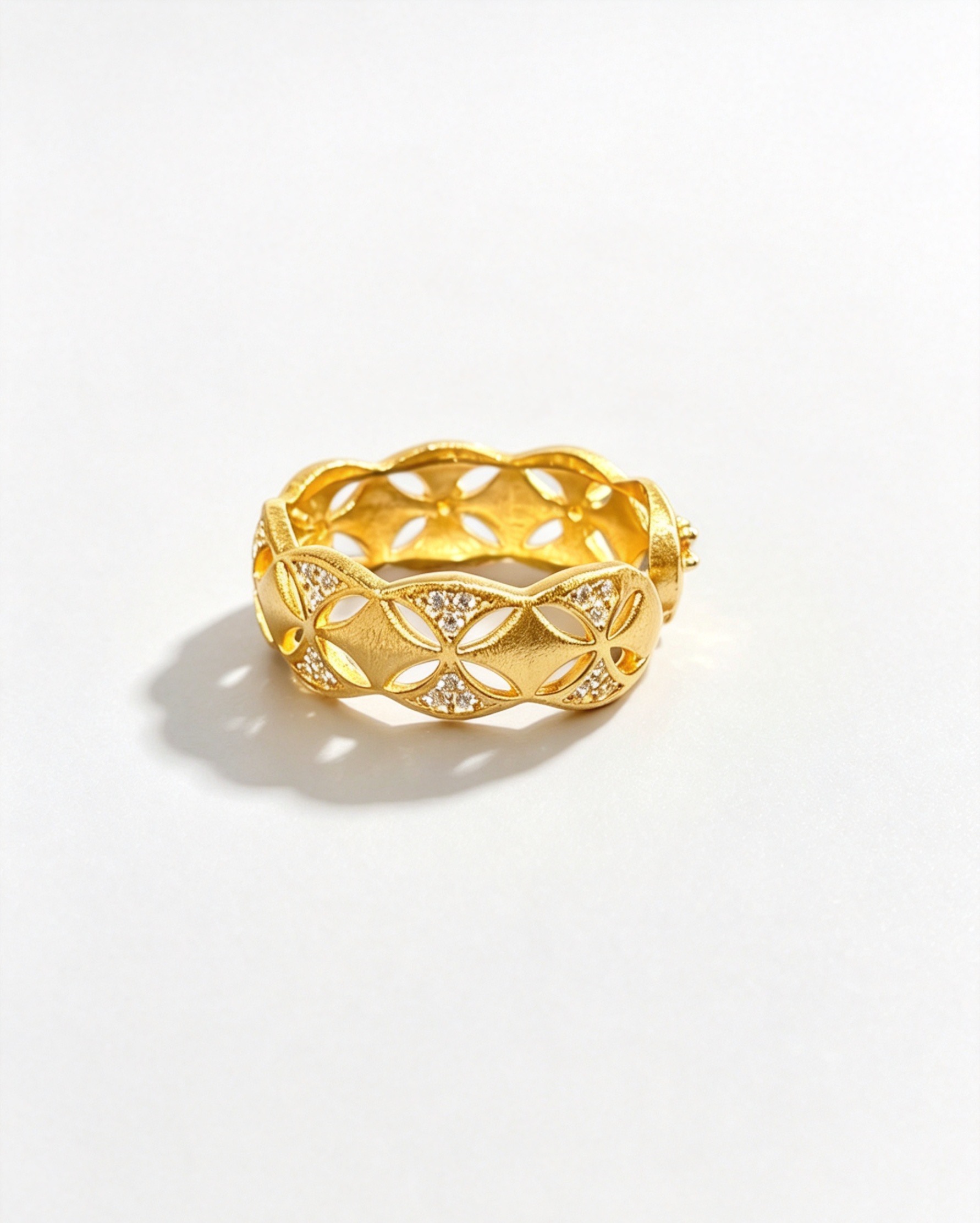 微信图片_20260612231234_460_148 Silver gold-plated hollow-out ring with moissanite inlay - Image 4