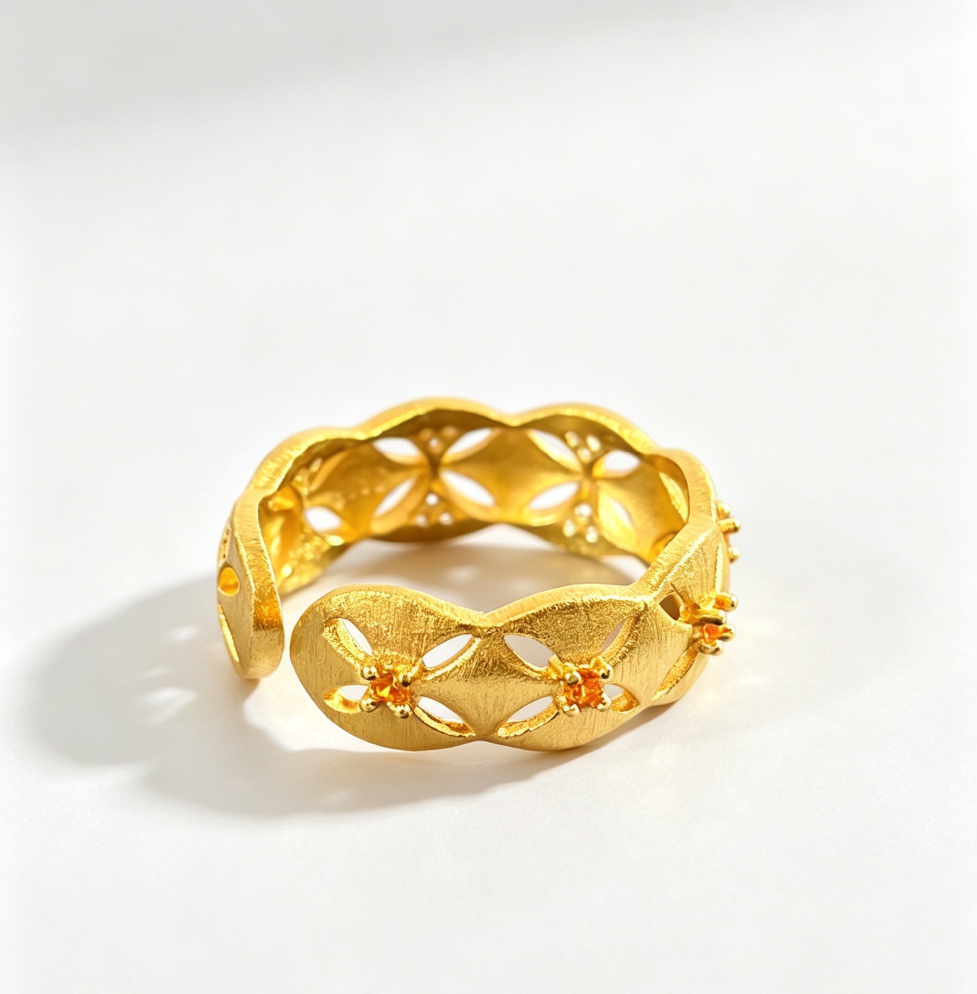 微信图片_20260612231235_461_148 Silver gold-plated hollow-out ring with moissanite inlay - Image 5